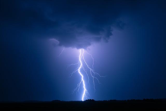 夜空を切り裂く劇的な稲妻